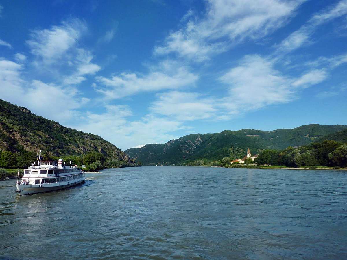 Самая длинная русская река. Волга и Дунай. Волга самая длинная река. Длинная река в Европе. Волга самая длинная в Европе.